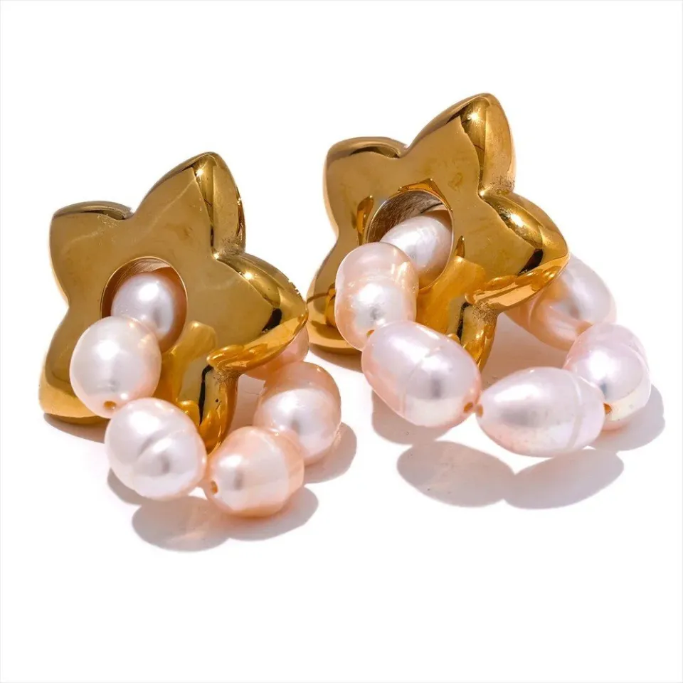 Pendientes Asteria con estrella y perlas naturales engarzadas a mano