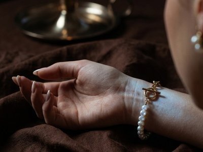 Jewellery for sensitive skin: which materials yes and which not